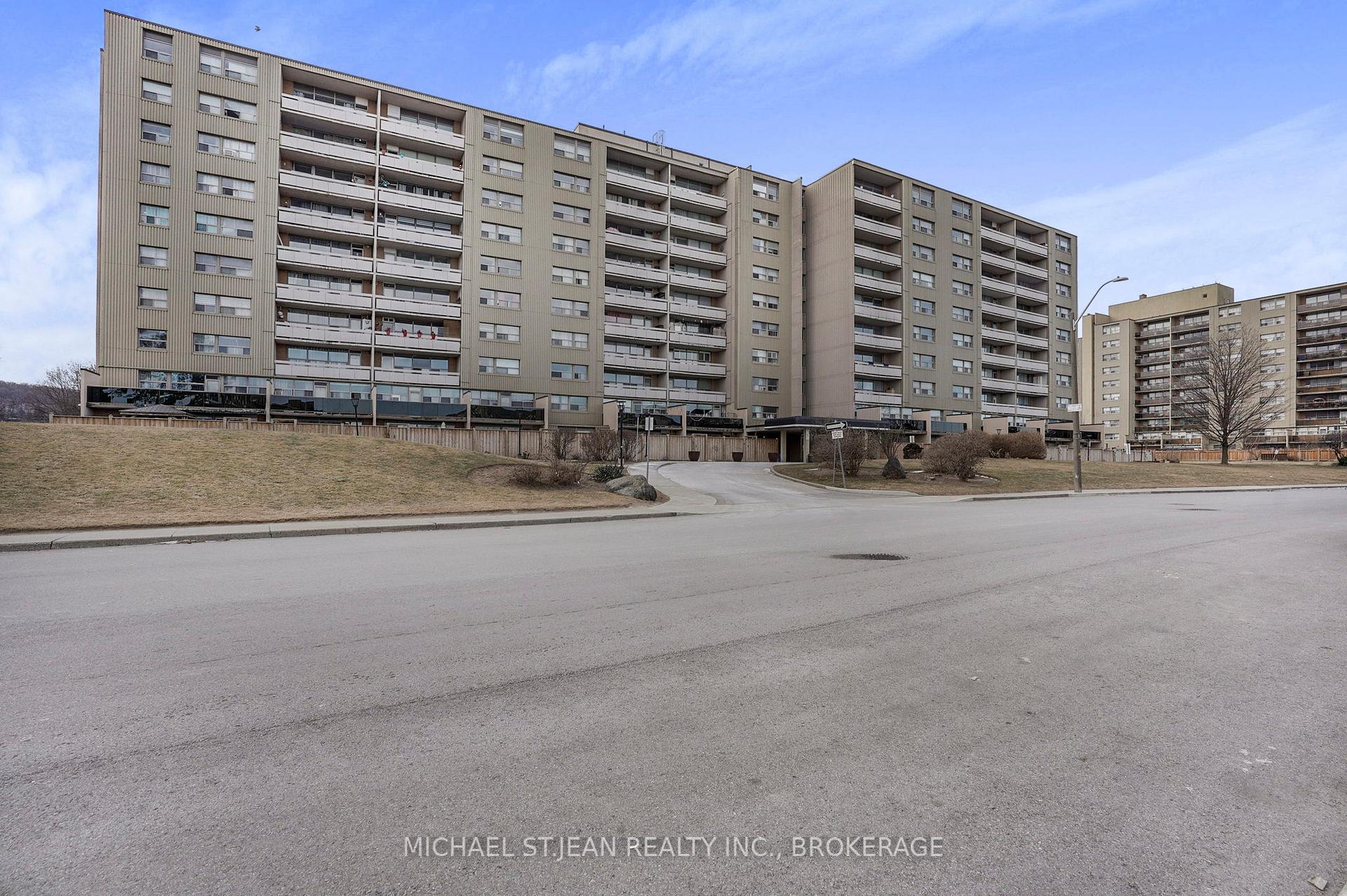 3 Bedrooms Condo at 15 Albright,  Hamilton For sale