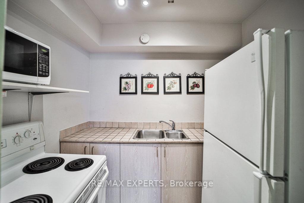 2 Bedrooms Condo at 551 The West Mall,  Toronto For sale