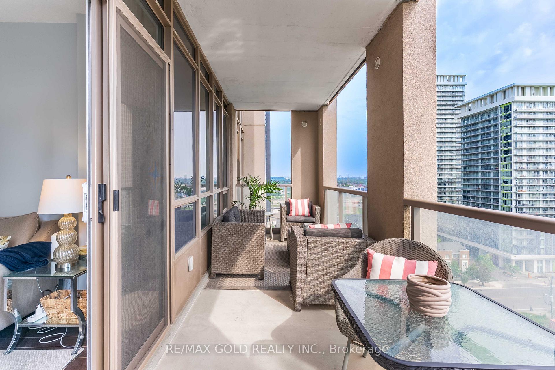2 Bedrooms Condo at 388 Prince Of Wales, Mississauga For sale
