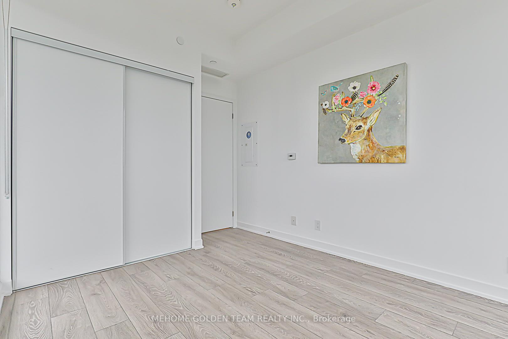 3 Bedrooms Condo at 15 Holmes, Toronto For sale