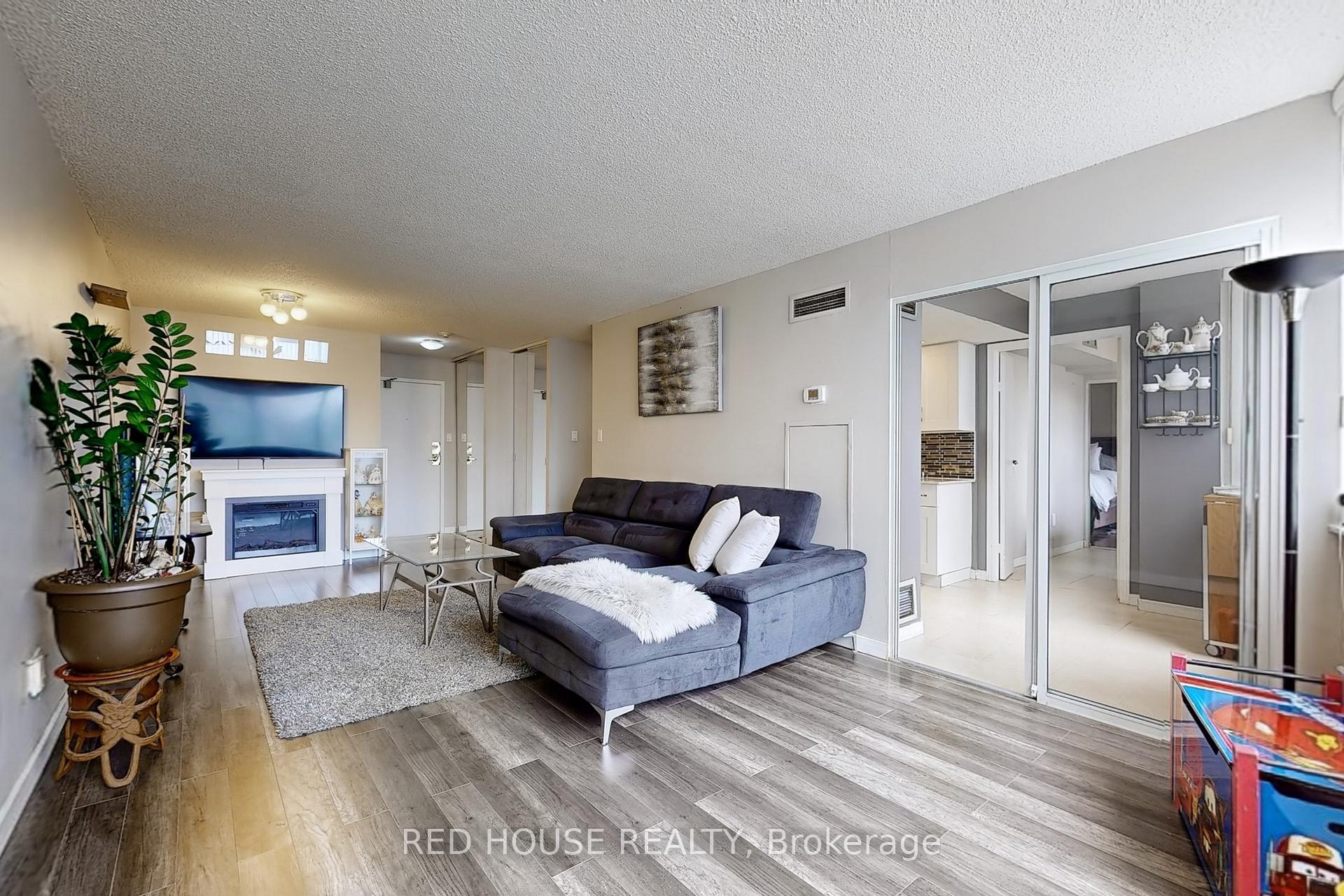 2 Bedrooms Condo at 10 Markbrook,  Toronto For sale