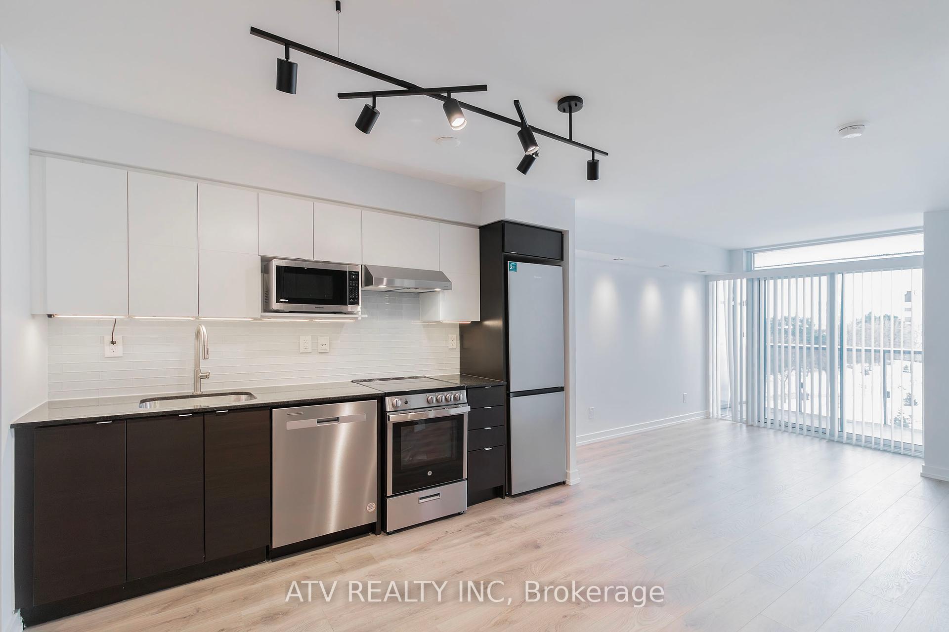 2 Bedrooms Condo at 160 Flemington, Toronto For sale