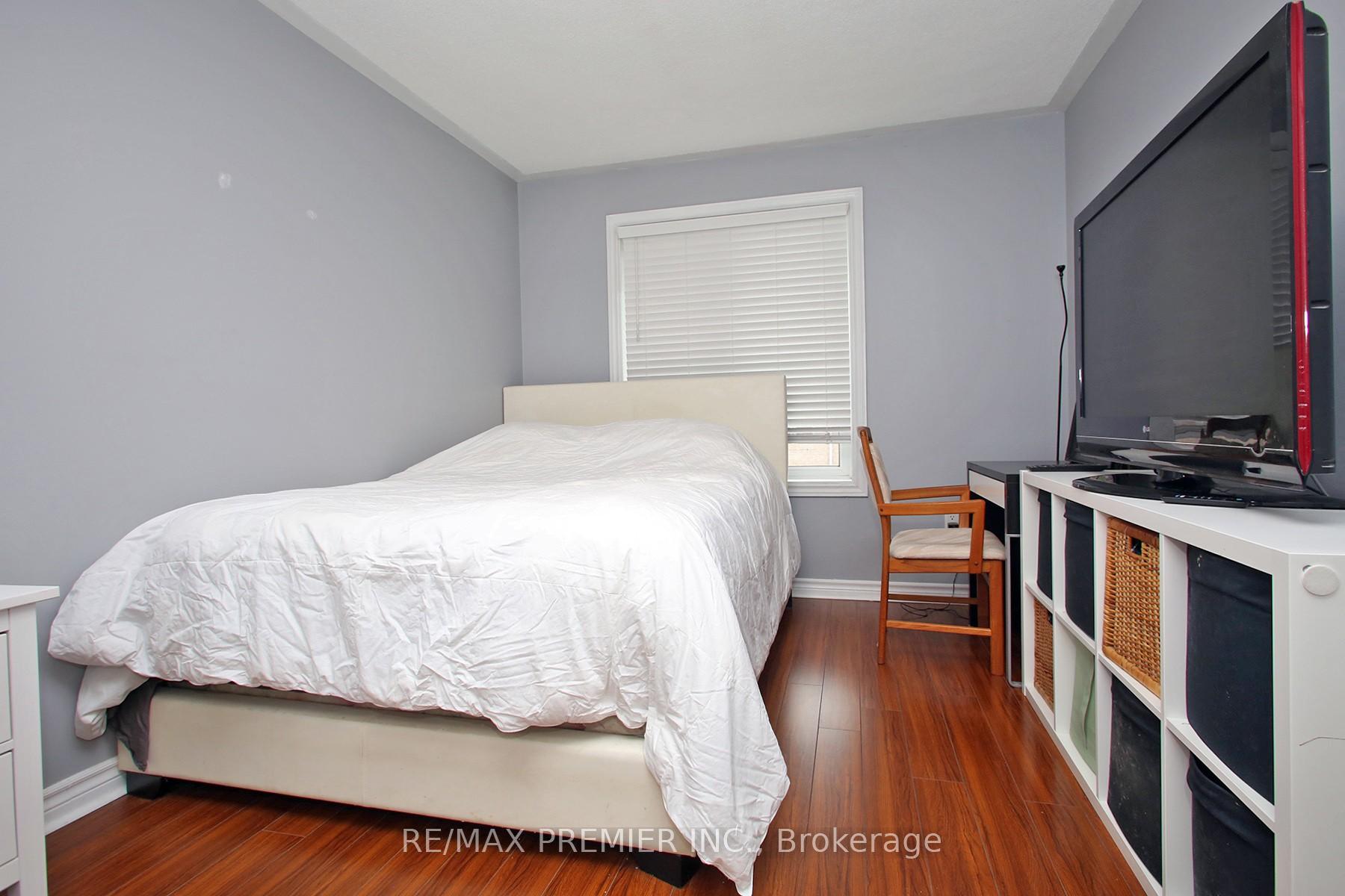 3 Bedrooms Condo at 45 Bristol, Mississauga For sale