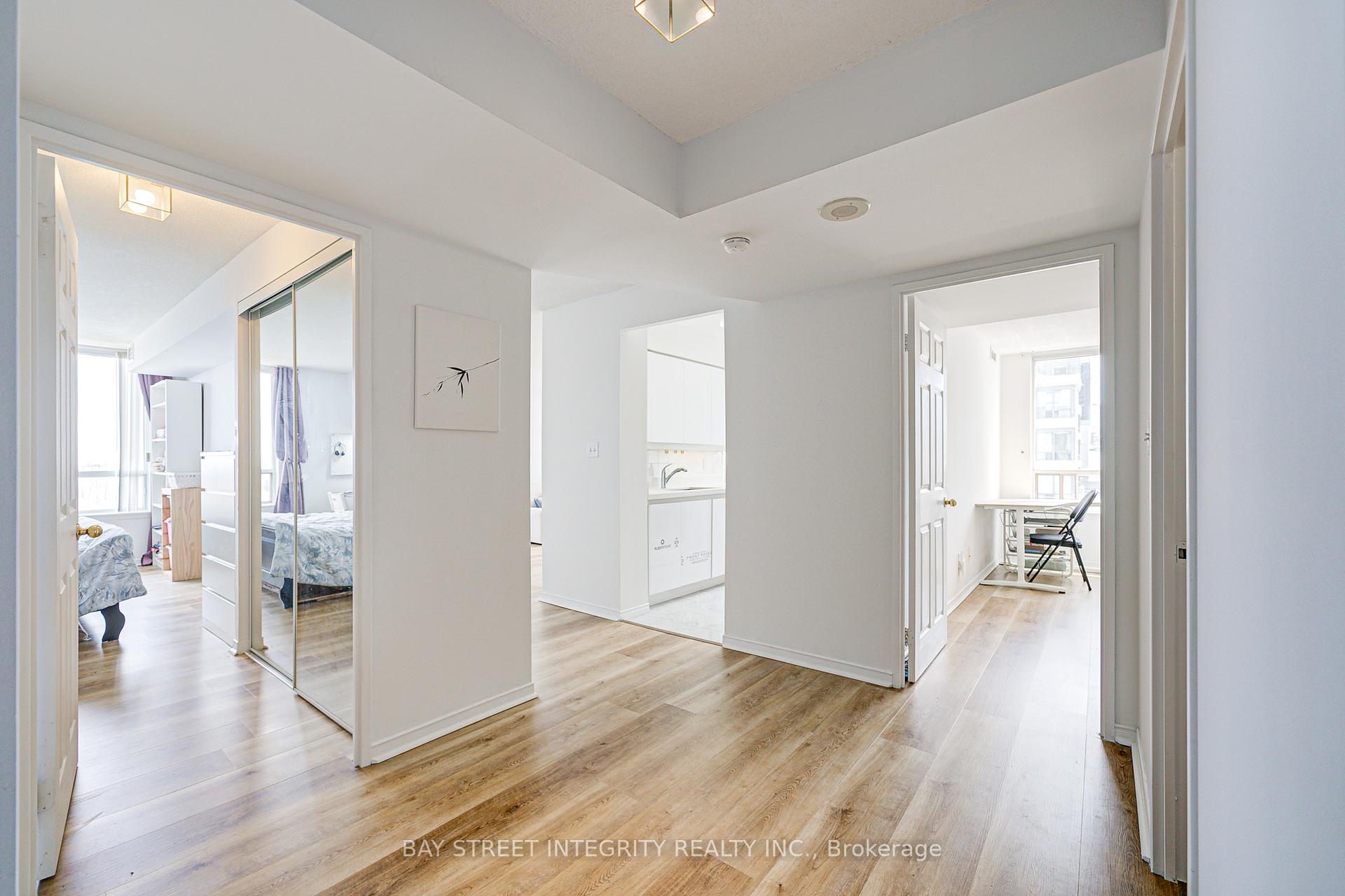2 Bedrooms Condo at 18 Hillcrest,  Toronto For sale