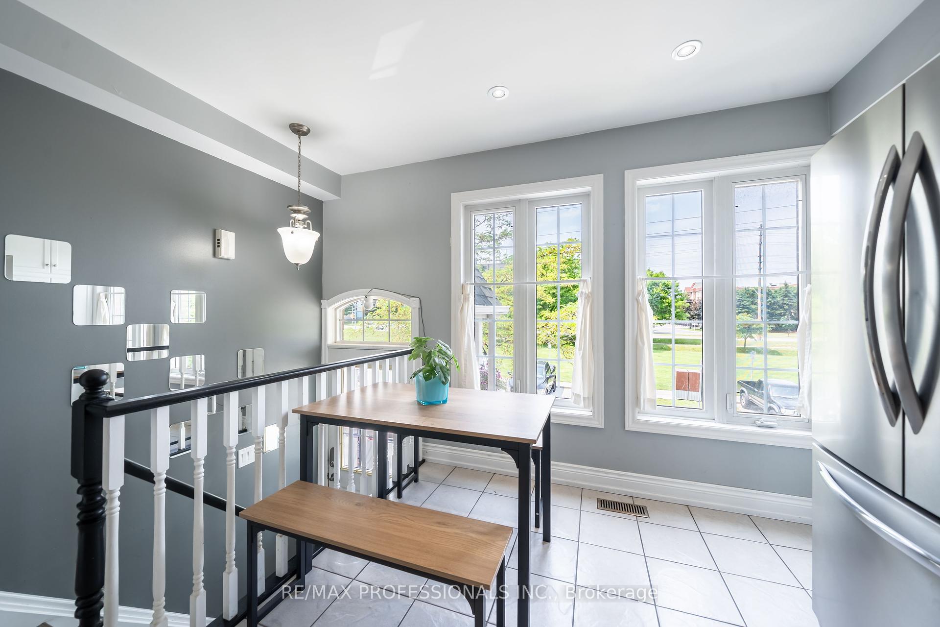 2 Bedrooms Condo at 3480 Upper Middle, Burlington For sale