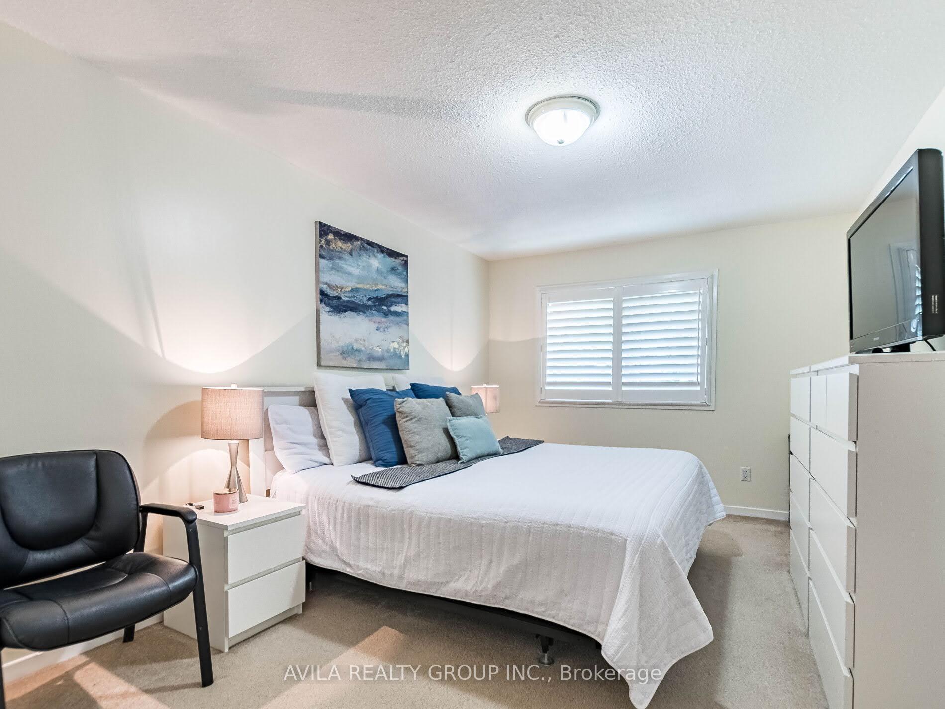 4 Bedrooms Condo at 750 Burnhamthorpe, Mississauga For sale