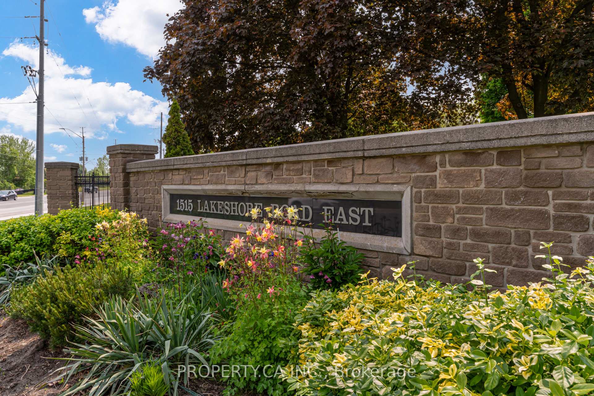 3 Bedrooms Condo at 1515 Lakeshore, Mississauga For sale