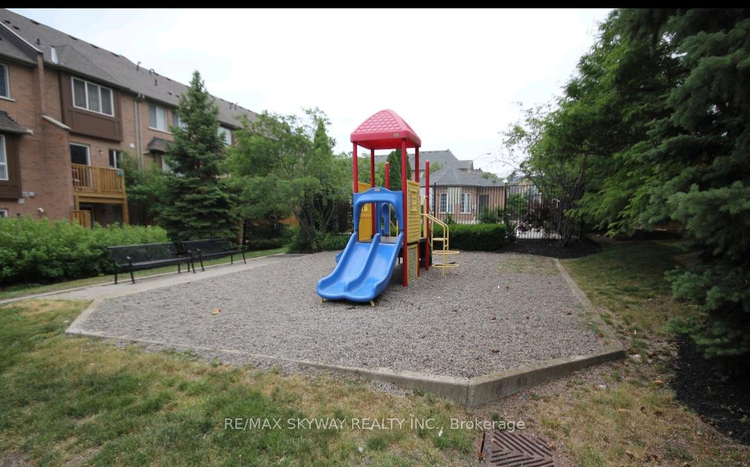 3 Bedrooms Condo at 50 Strathaven,  Mississauga For sale