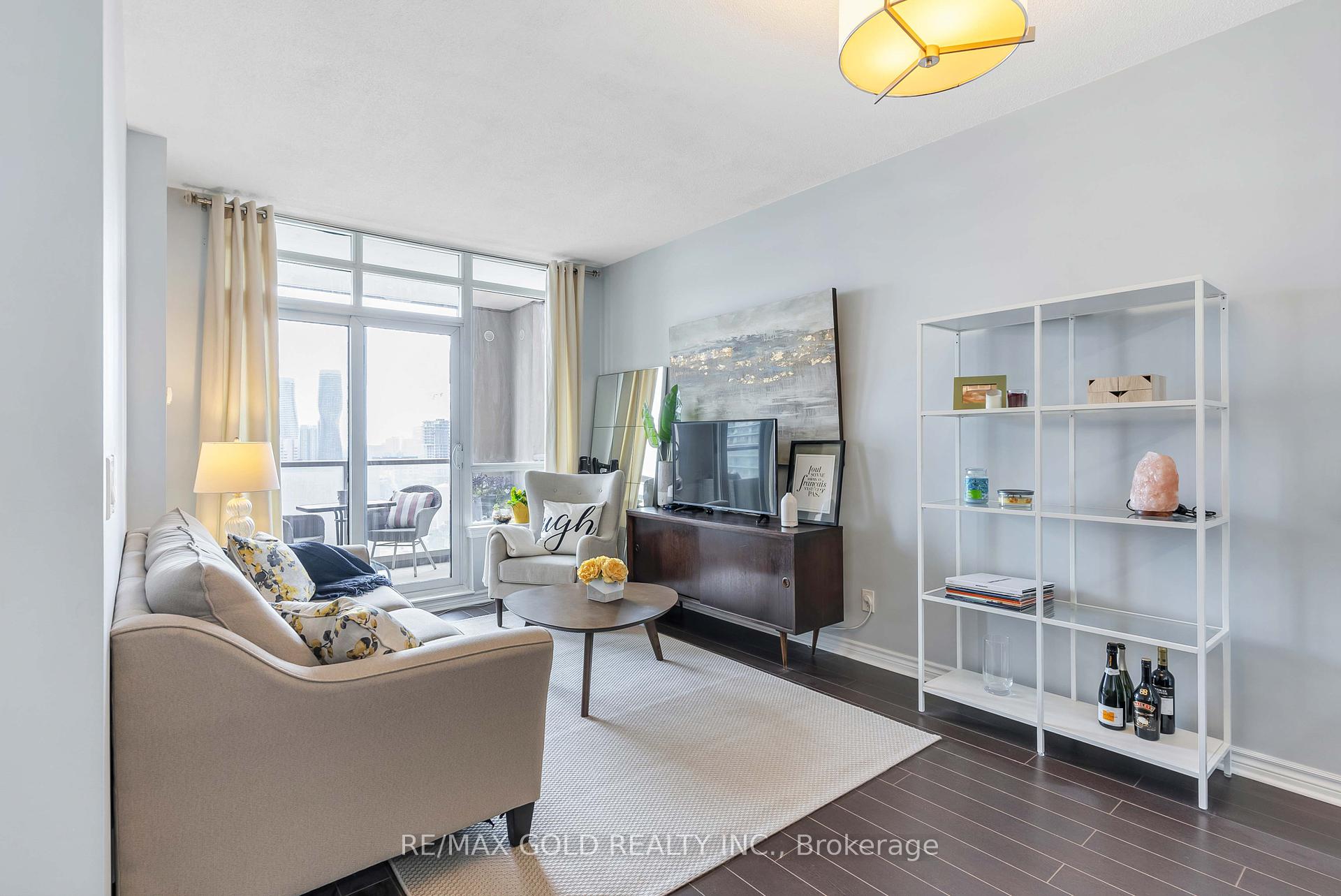 2 Bedrooms Condo at 388 Prince Of Wales, Mississauga For sale