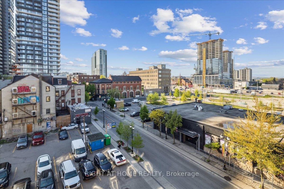 2 Bedrooms Condo at 80 King William, Hamilton For sale