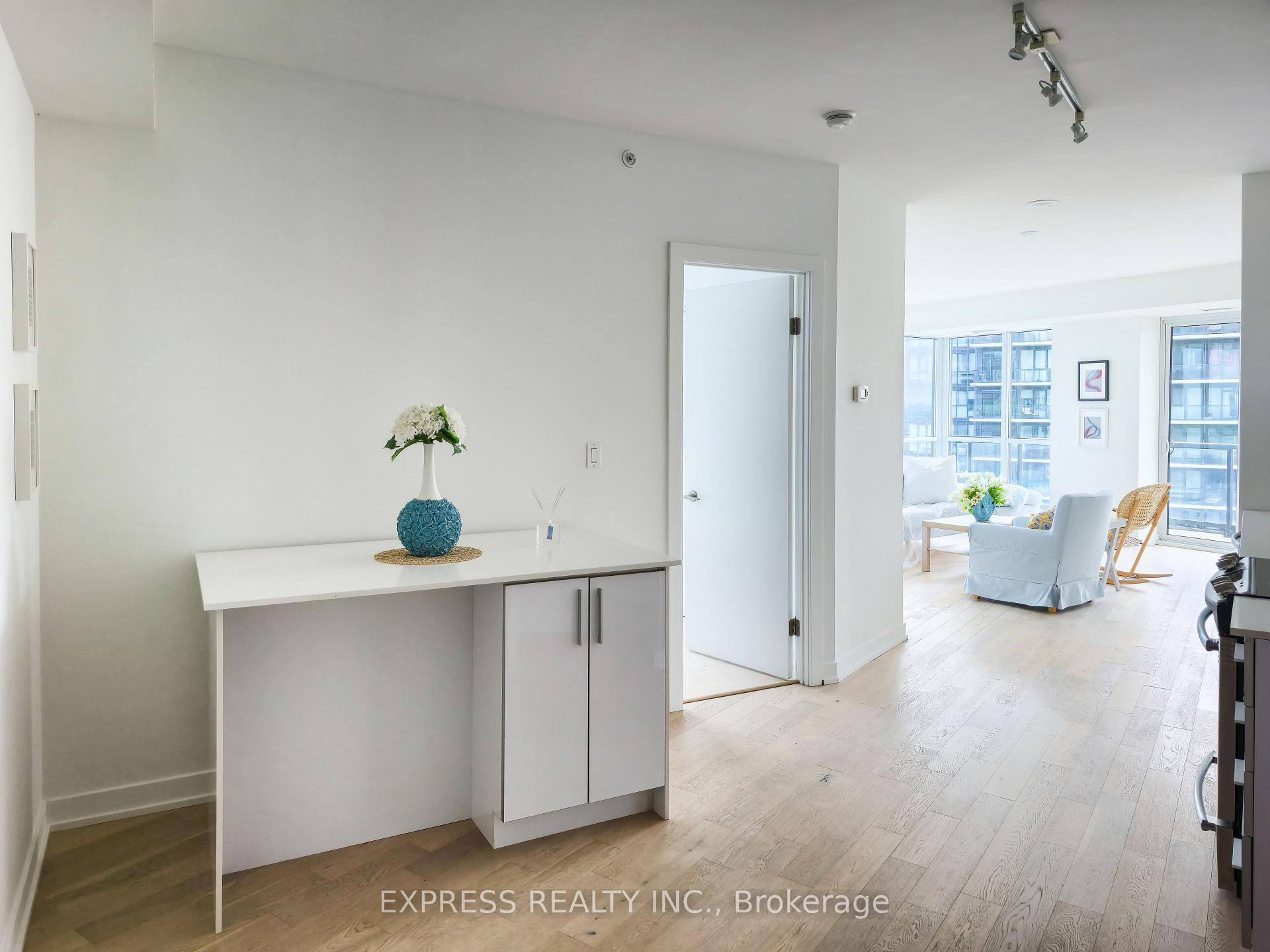 2 Bedrooms Condo at 20 Bruyeres, Toronto For sale