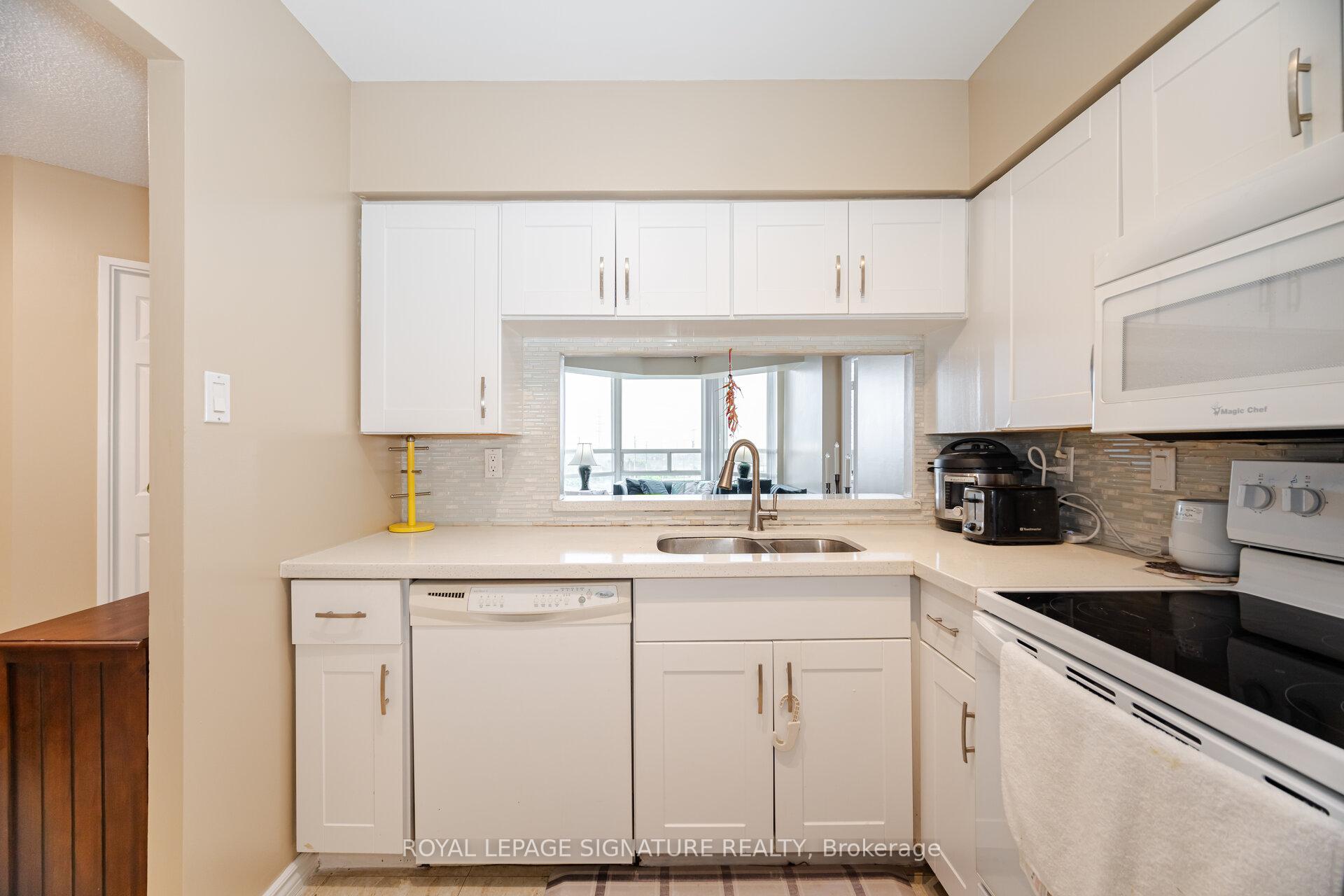 3 Bedrooms Condo at 50 Kingsbridge Garden, Mississauga For sale