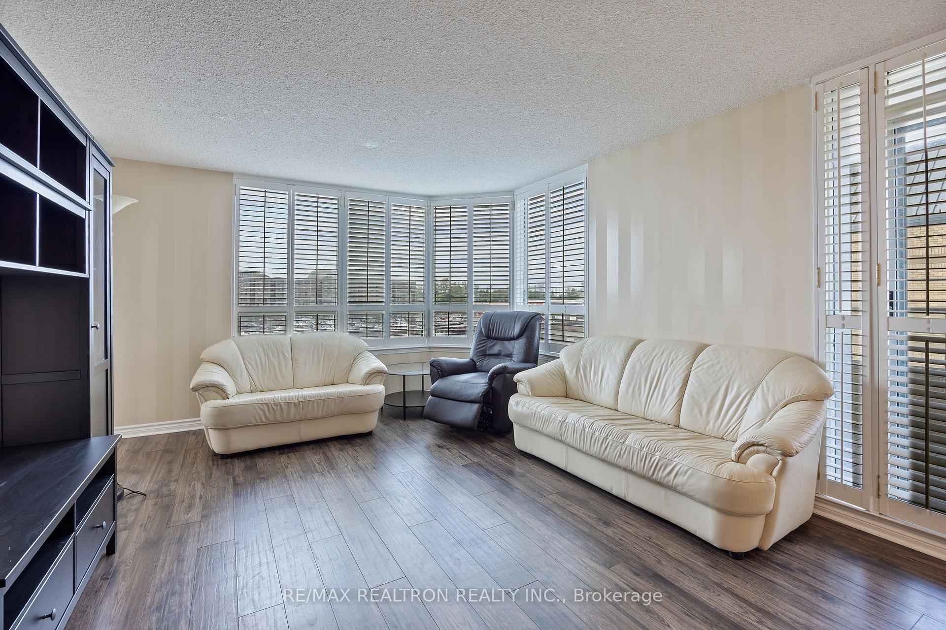 2 Bedrooms Condo at 8 Covington, Toronto For sale