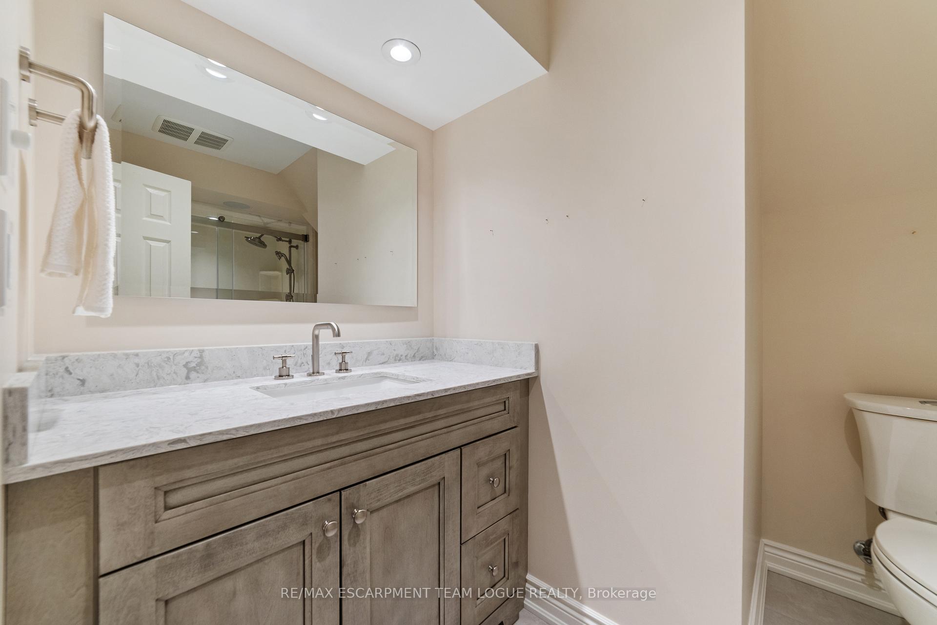 3 Bedrooms Semi-Detached at 4144 STONEBRIDGE,  Burlington For sale