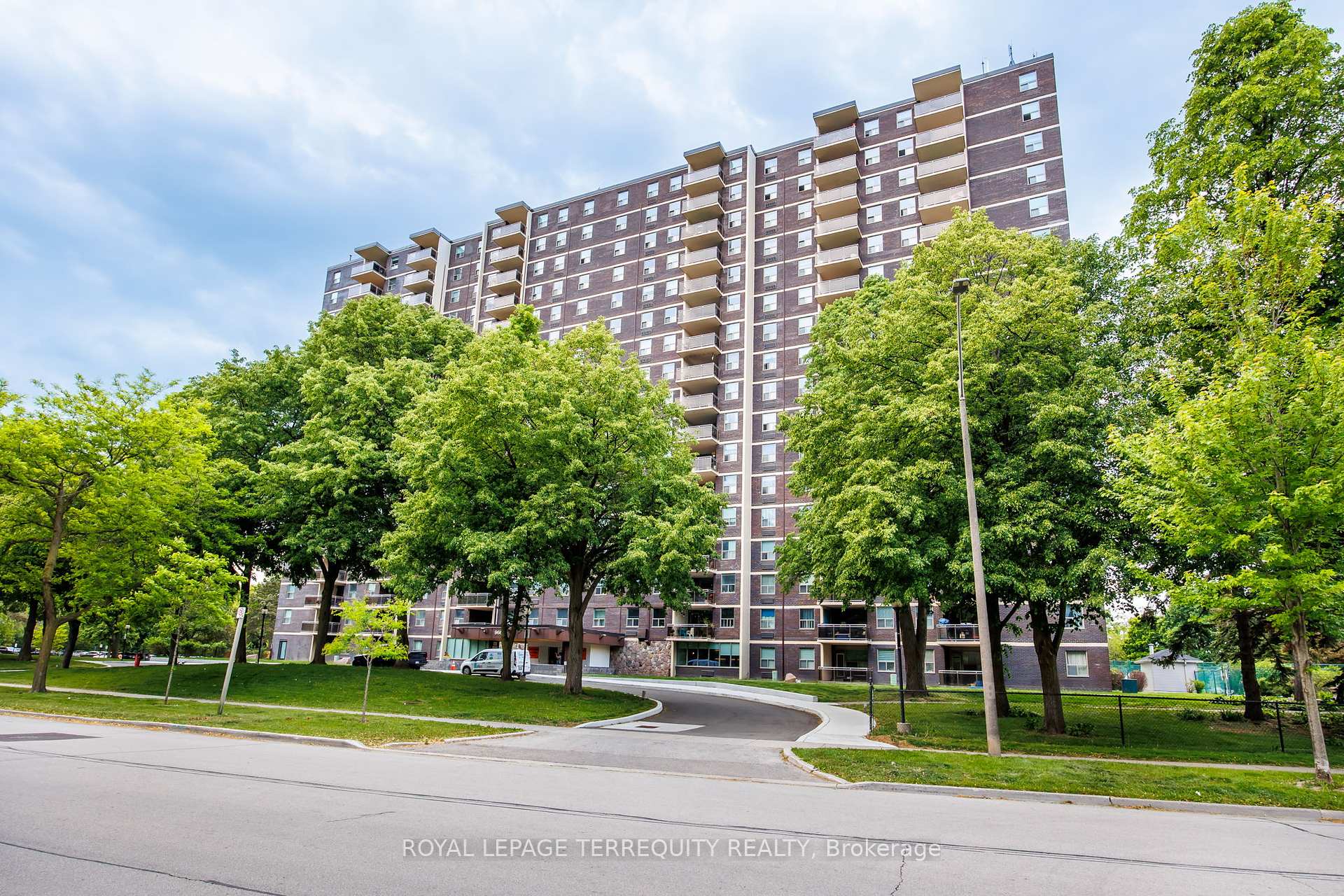 3 Bedrooms Condo at 966 Inverhouse, Mississauga For sale