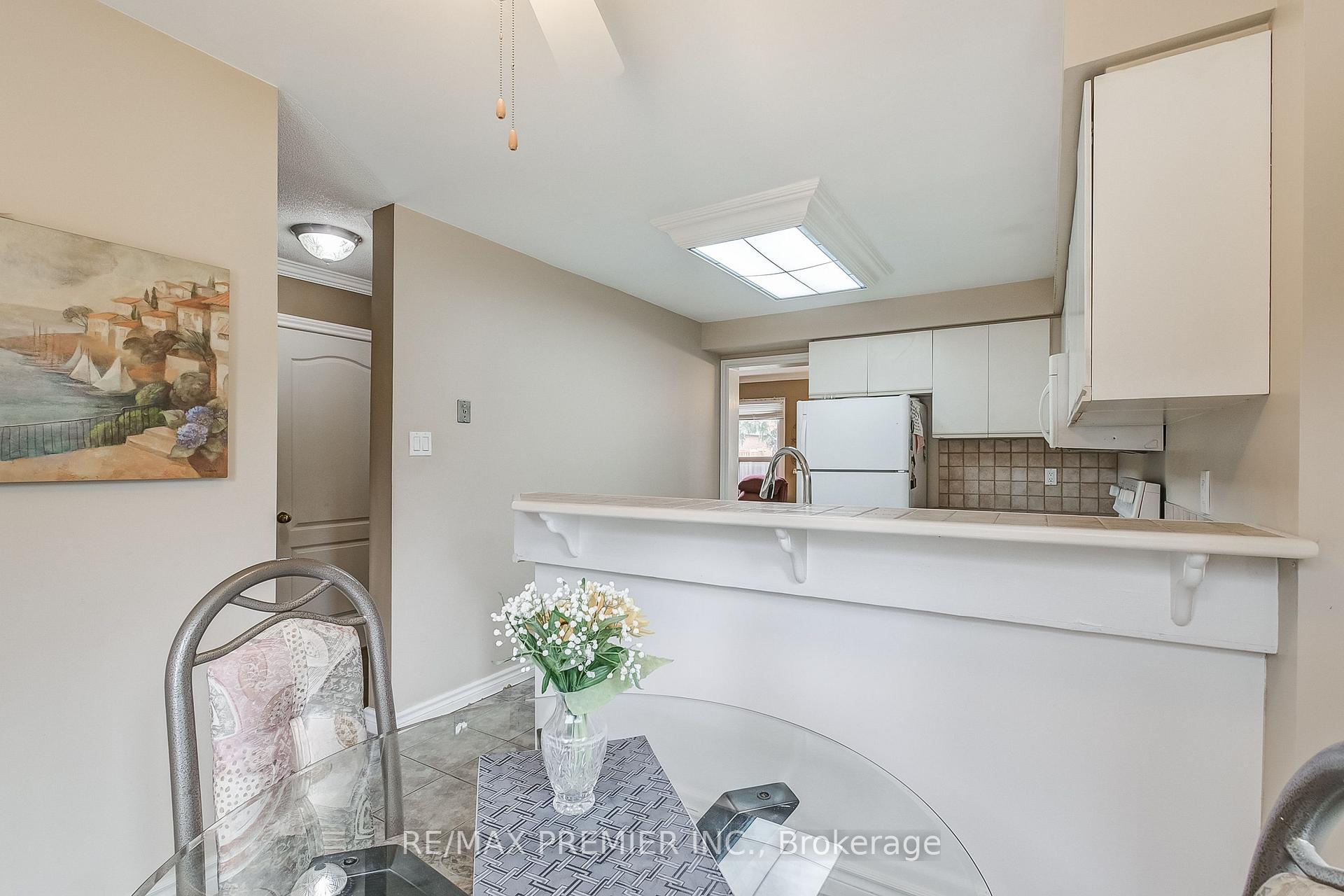 4 Bedrooms Condo at 3600 Colonial, Mississauga For sale