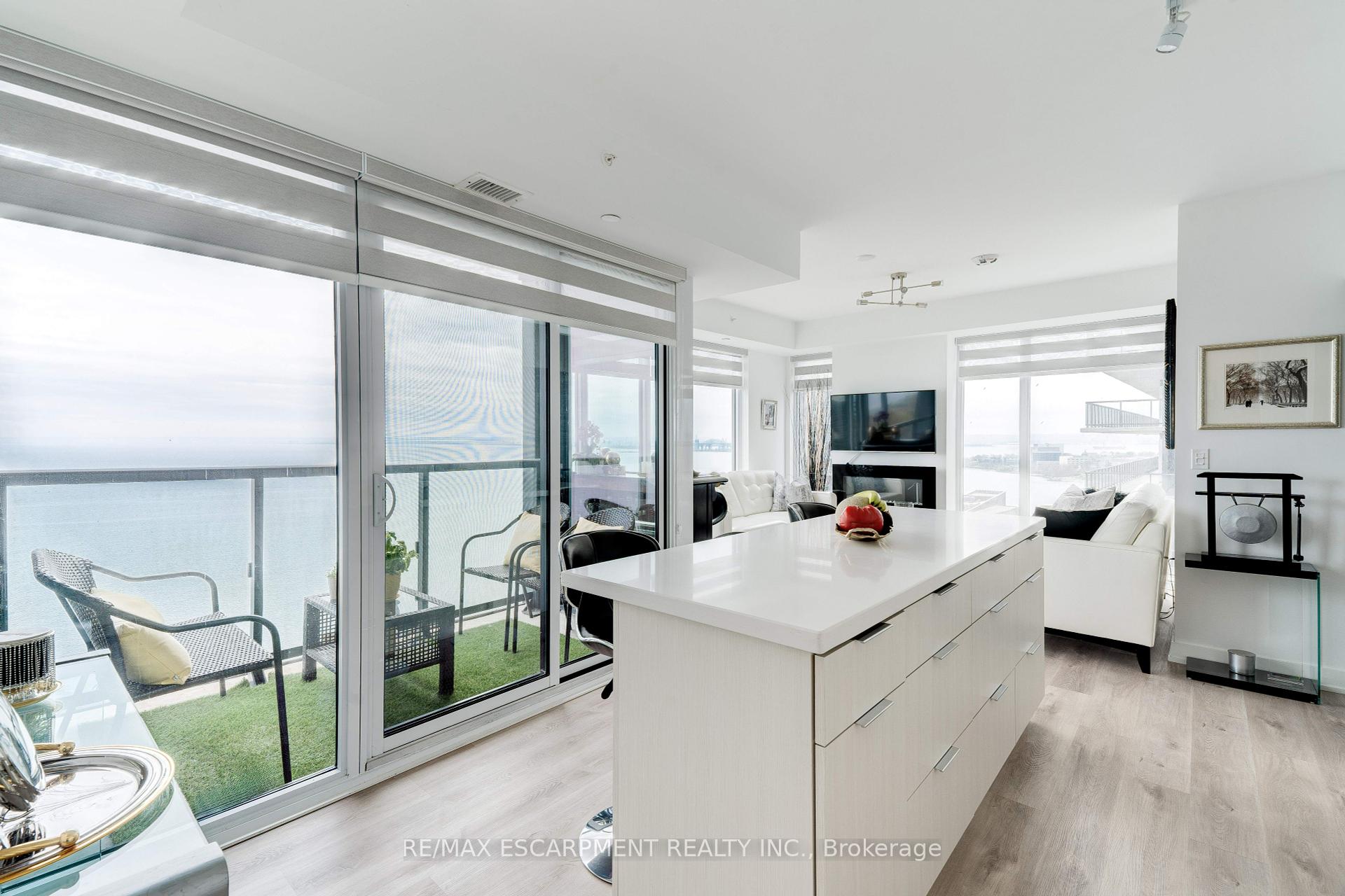 2 Bedrooms Condo at 370 Martha, Burlington For sale