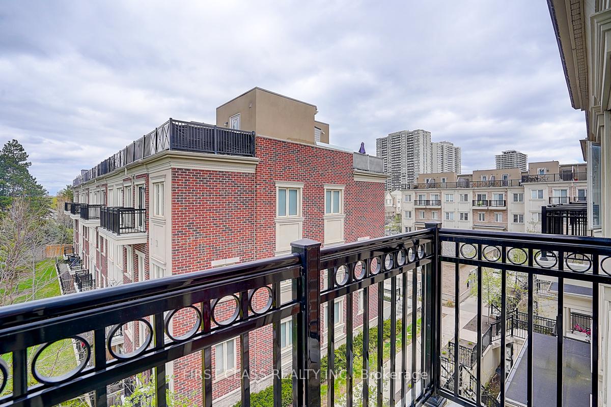 3 Bedrooms Condo at 17 Coneflower,  Toronto For sale