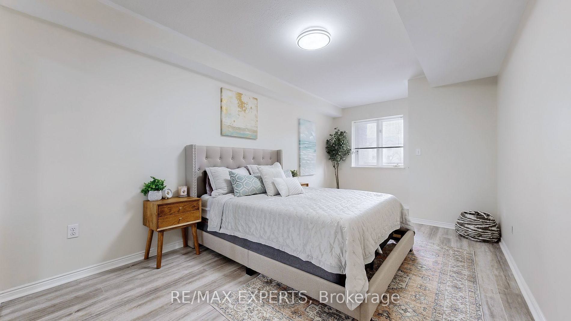 85 Wellington Street W 211