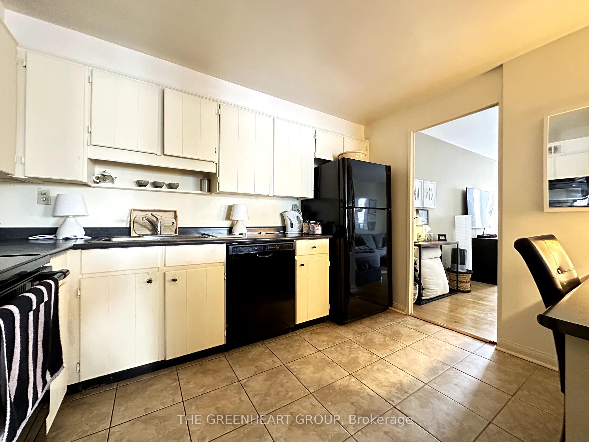 3 Bedrooms Condo at 1400 Dixie,  Mississauga For sale