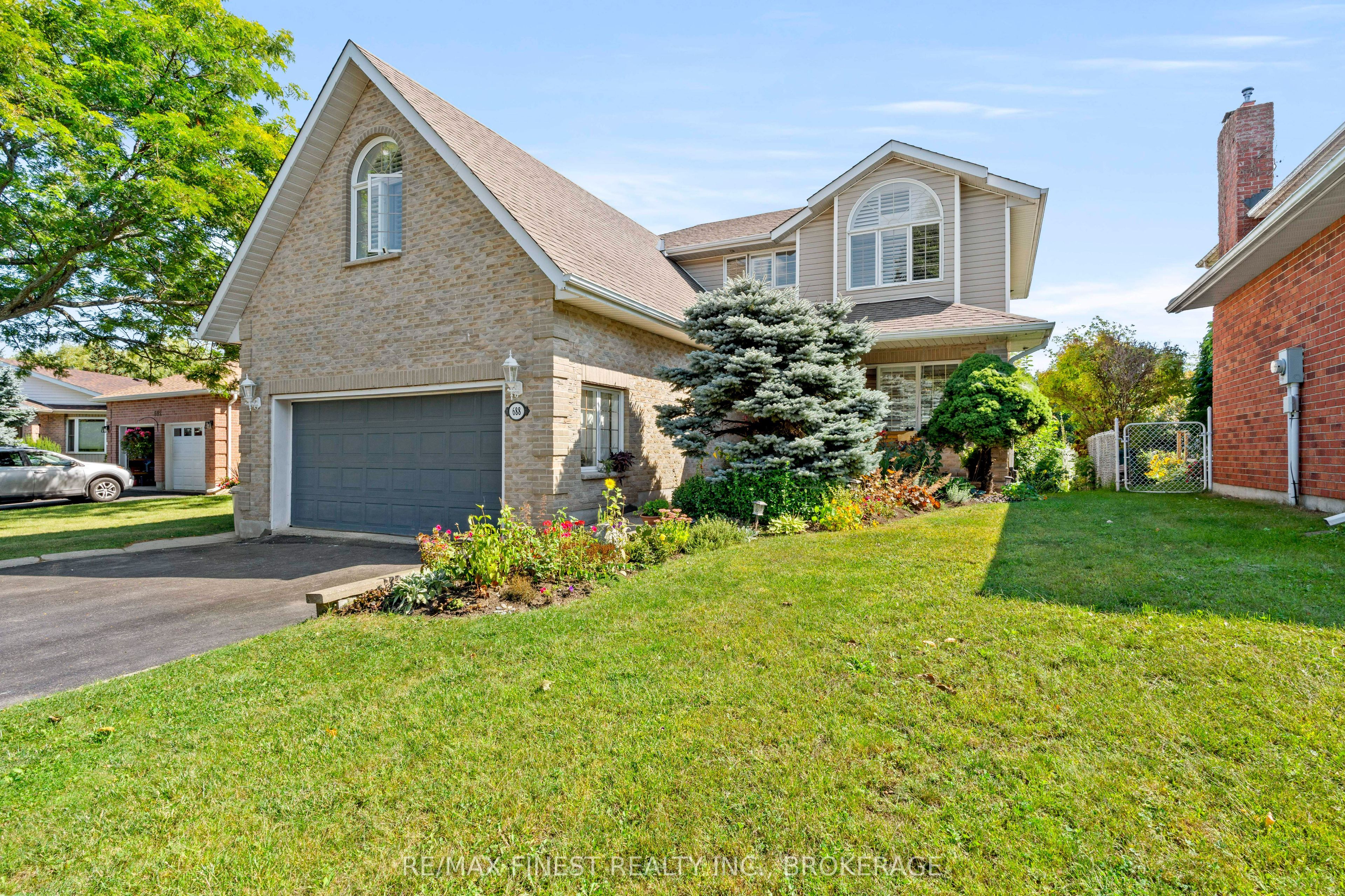 688 PARKSIDE Crescent