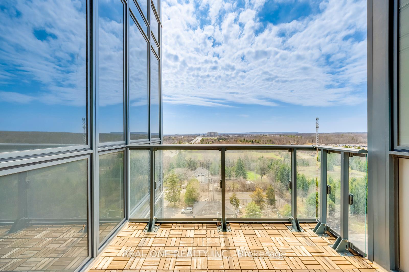 3 Bedrooms Condo at 509 Dundas, Oakville For sale