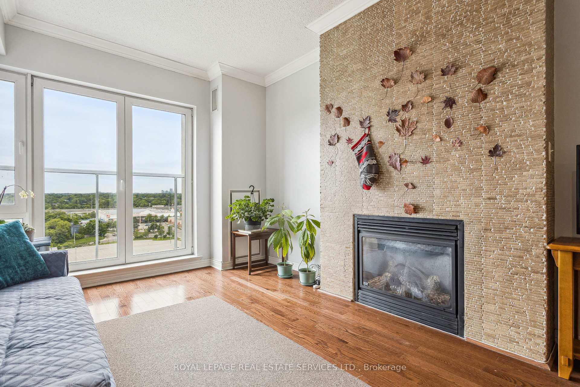 2 Bedrooms Condo at 40 Old Mill, Oakville For sale