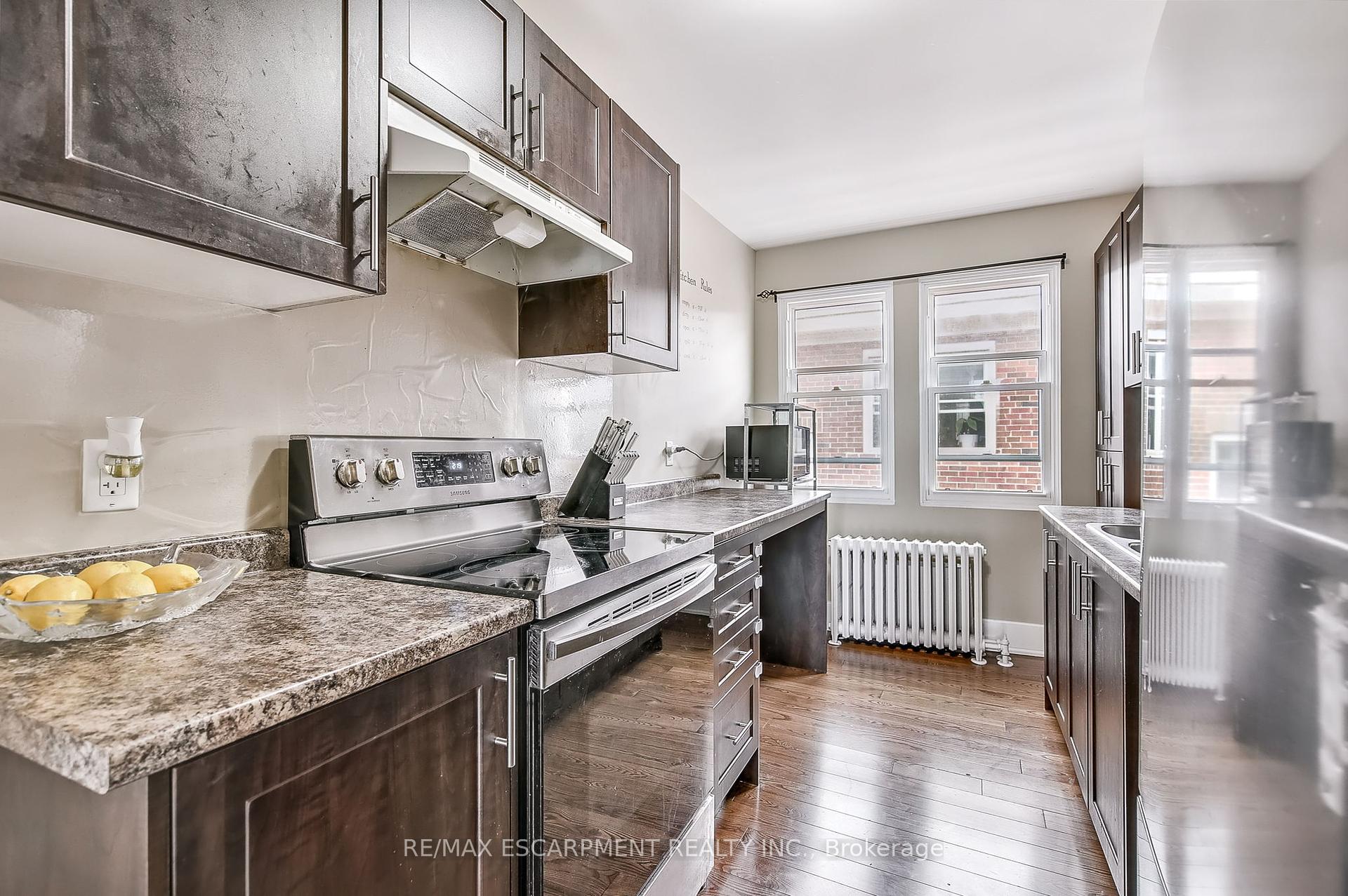 2 Bedrooms Condo at 25 Mountwood, Hamilton For sale