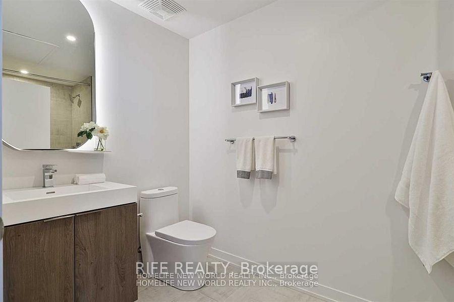 3 Bedrooms Condo at 15 Holmes, Toronto For sale