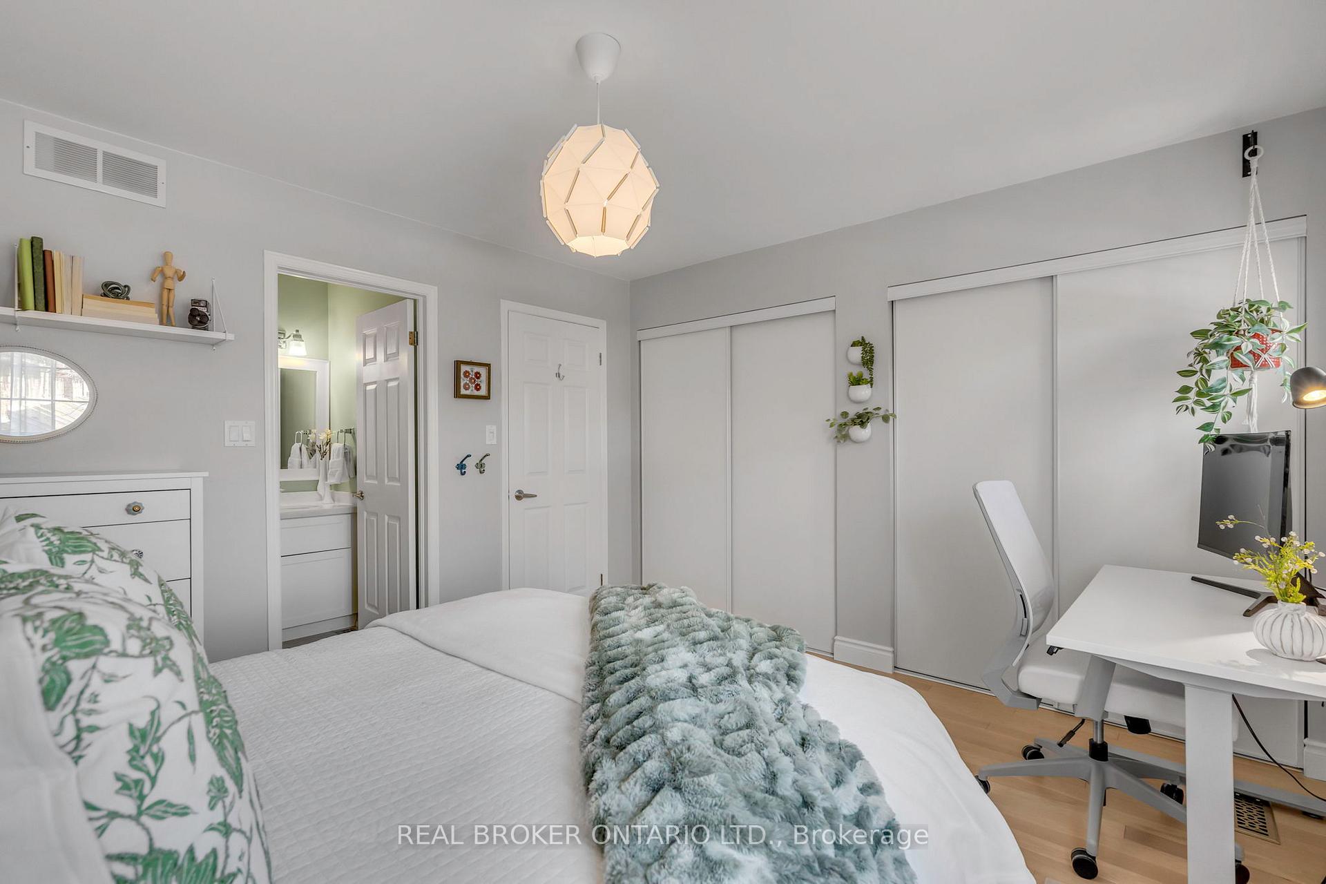 2 Bedrooms Condo at 2015 Cleaver, Burlington For sale