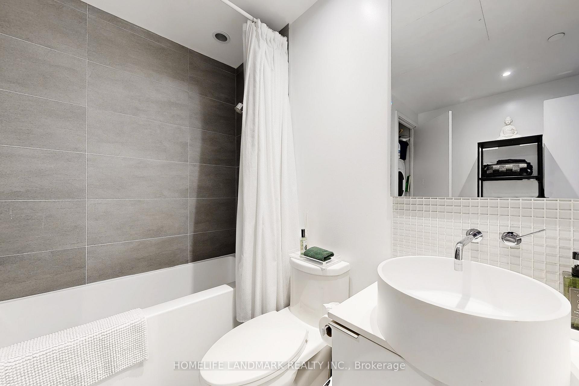 2 Bedrooms Condo at 185 Roehampton, Toronto For sale