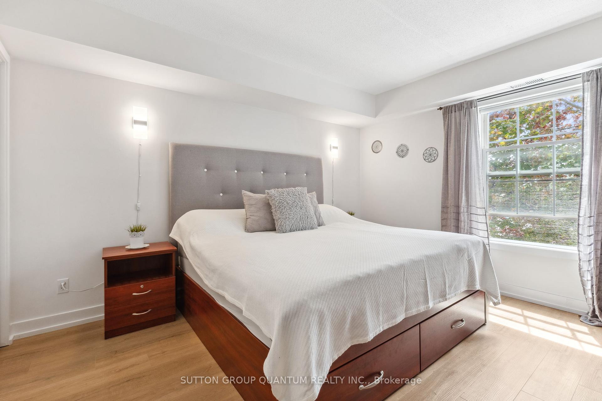 2 Bedrooms Condo at 4003 Kilmer, Burlington For sale