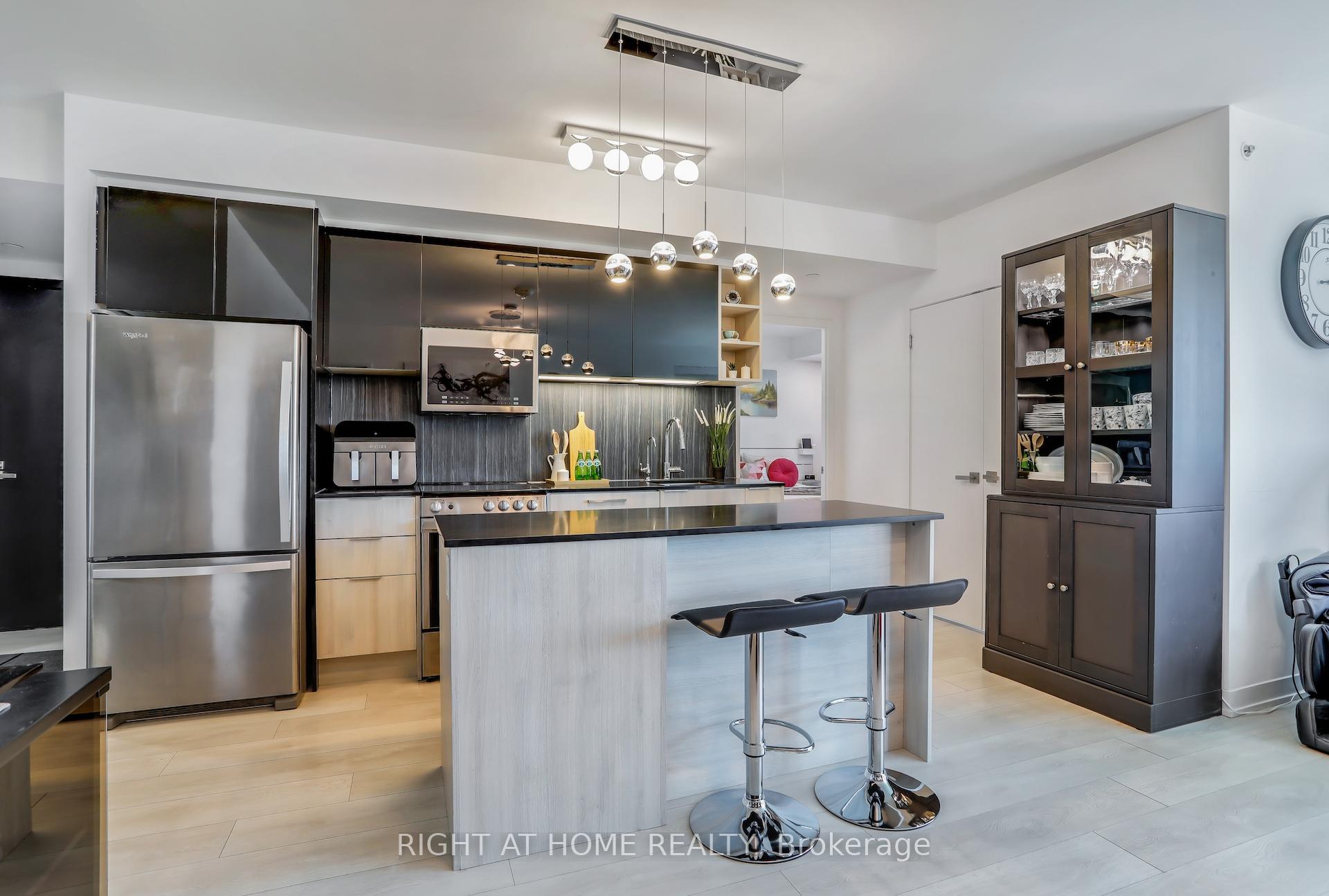 4 Bedrooms Condo at 31 Tippett, Toronto For sale