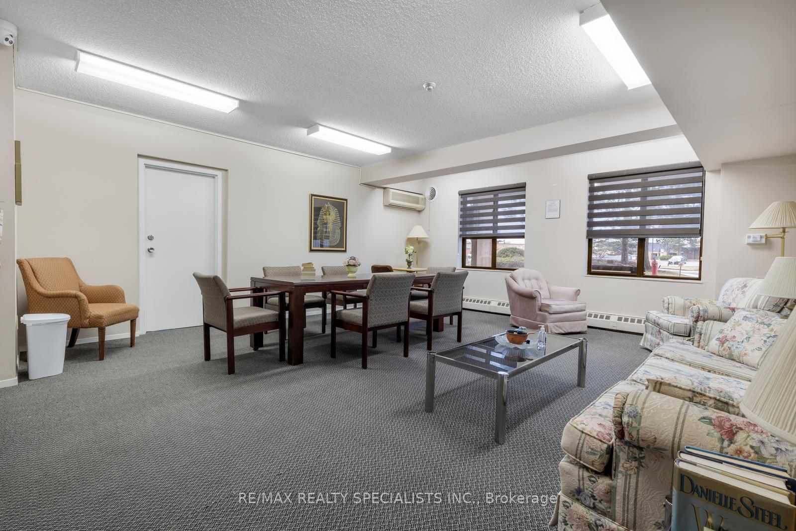 2 Bedrooms Condo at 2929 Aquitaine, Mississauga For sale