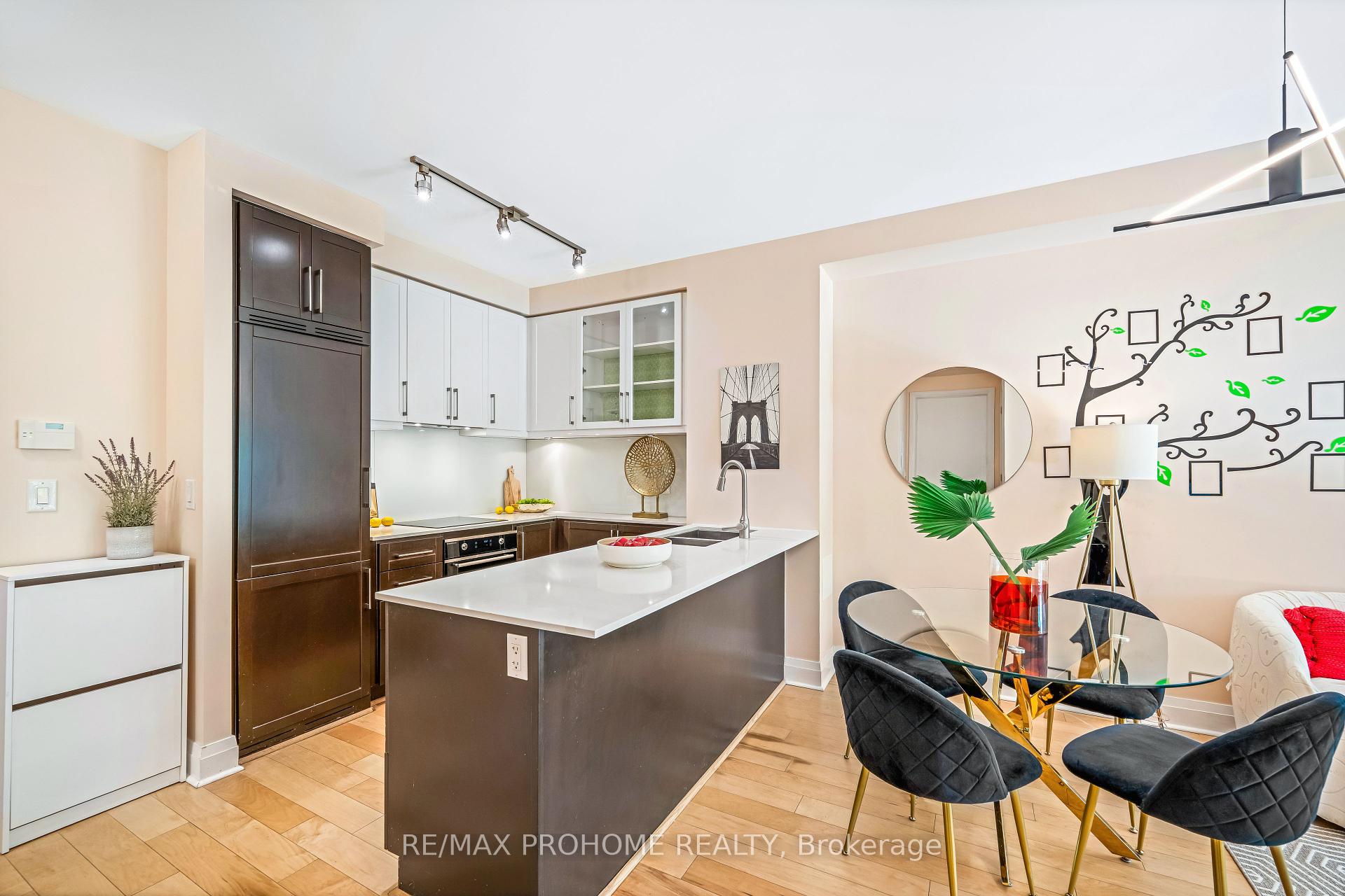 2 Bedrooms Condo at 21 Clairtrell, Toronto For sale