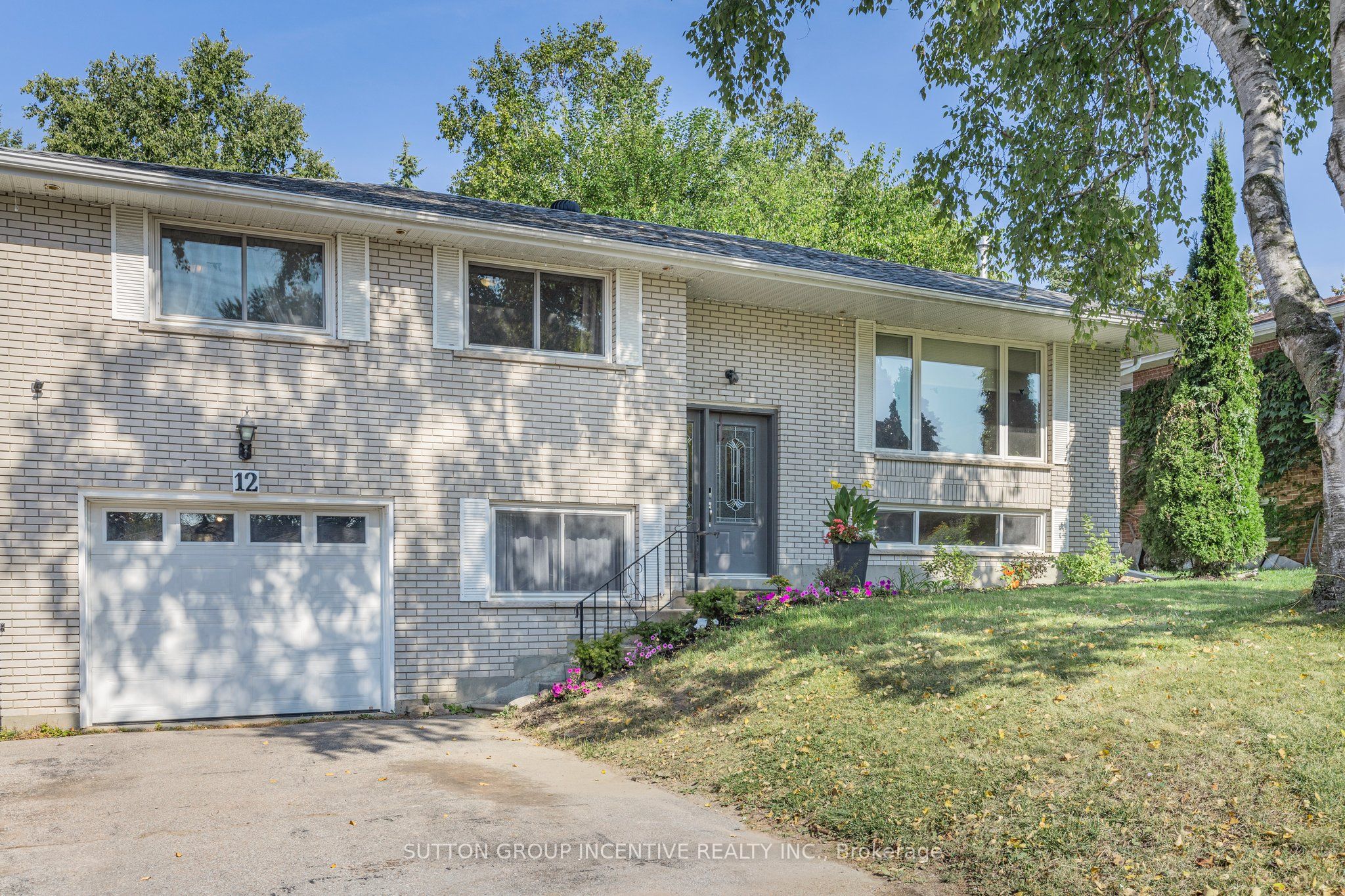 12 Roslyn Road, Barrie, ON L4M 2X6