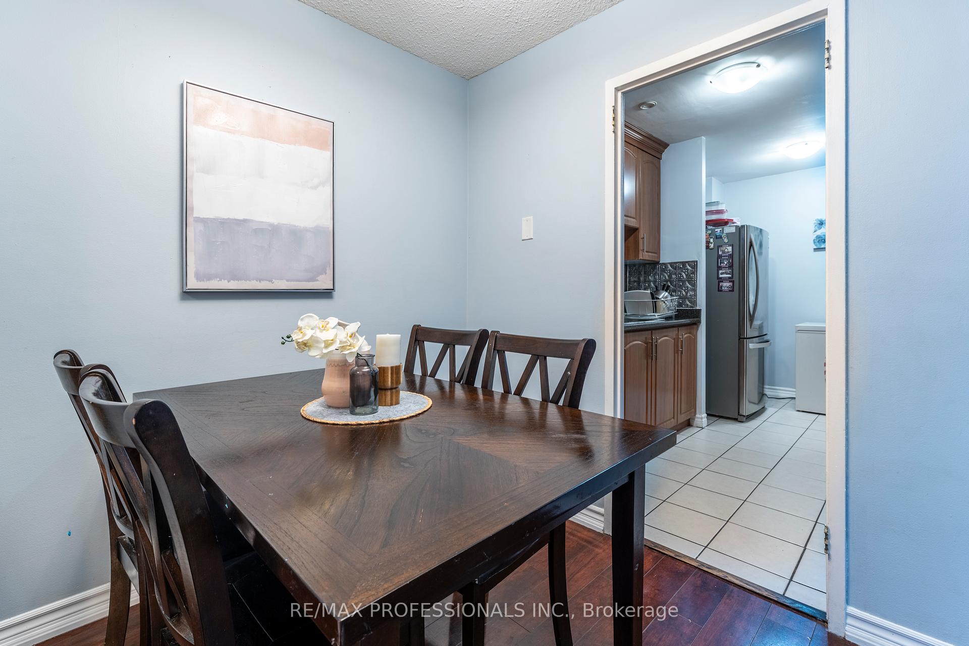 3 Bedrooms Condo at 2095 Roche,  Mississauga For sale