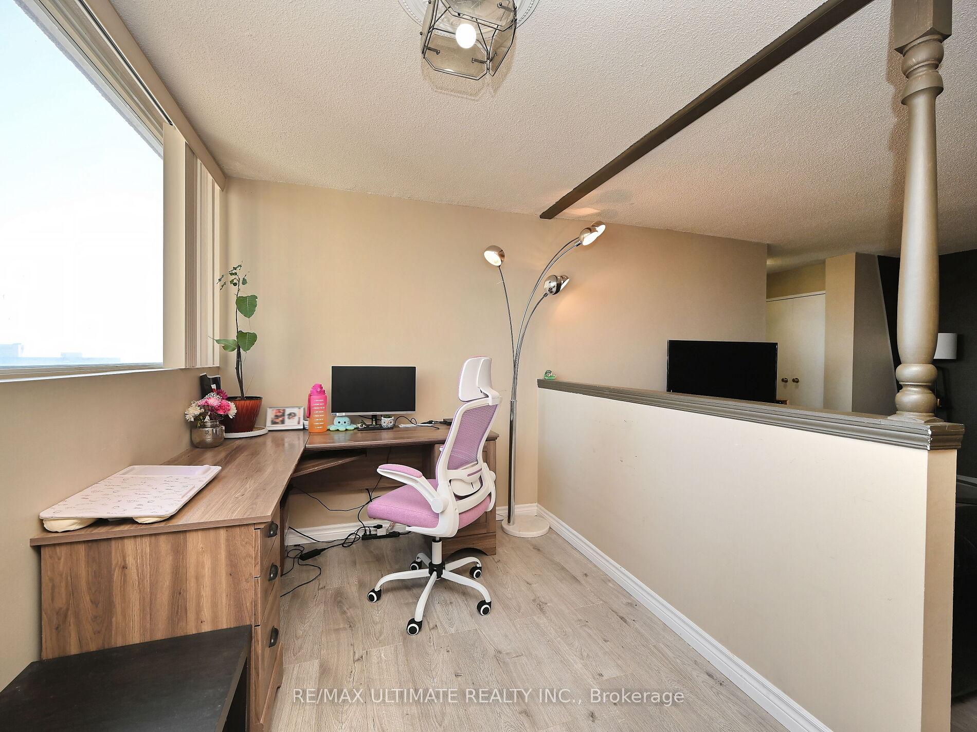 3 Bedrooms Condo at 3700 Kaneff, Mississauga For sale