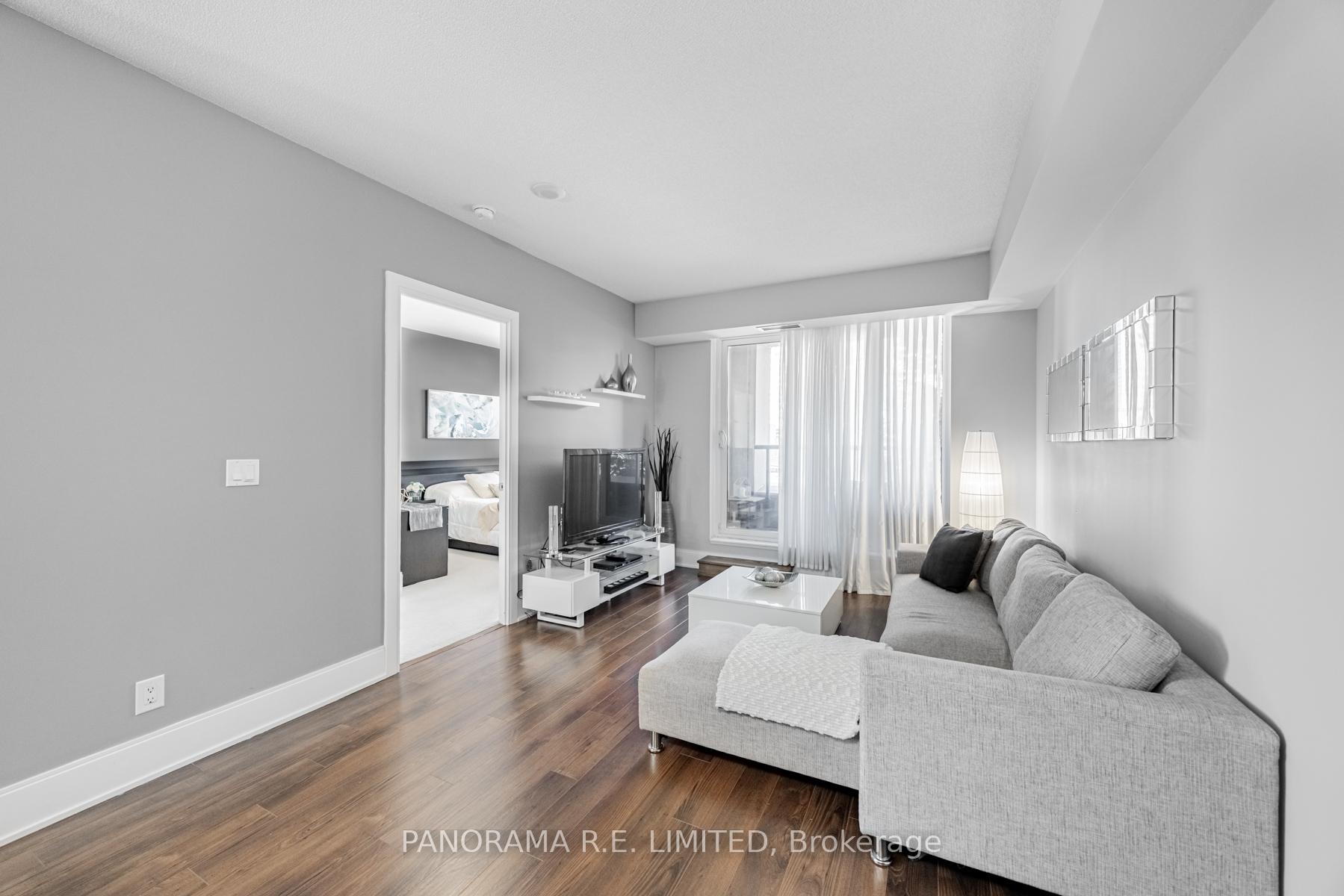 3 Bedrooms Condo at 330 Burnhamthorpe, Mississauga For sale