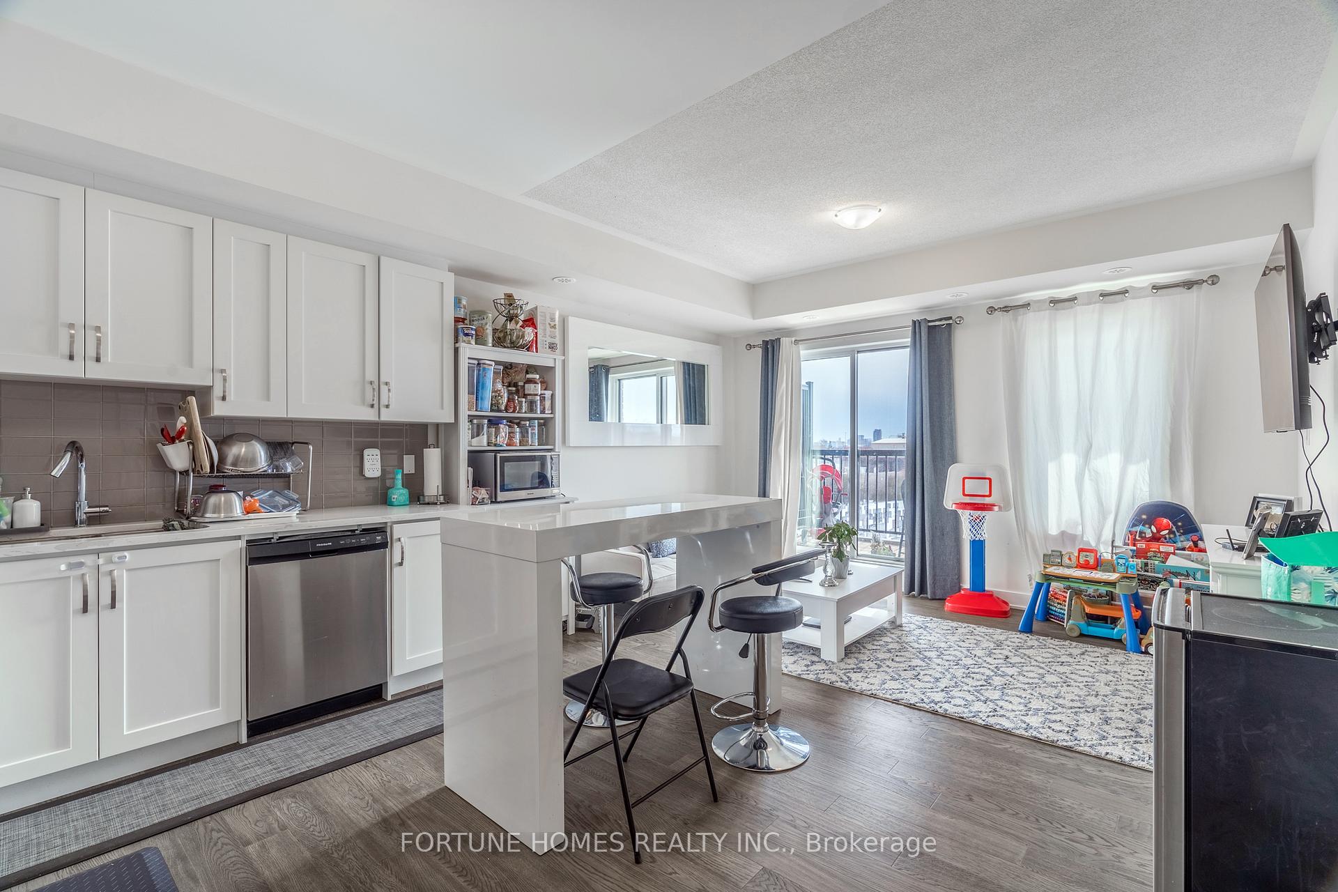 3 Bedrooms Condo at 39 John Perkins Bull, Toronto For sale