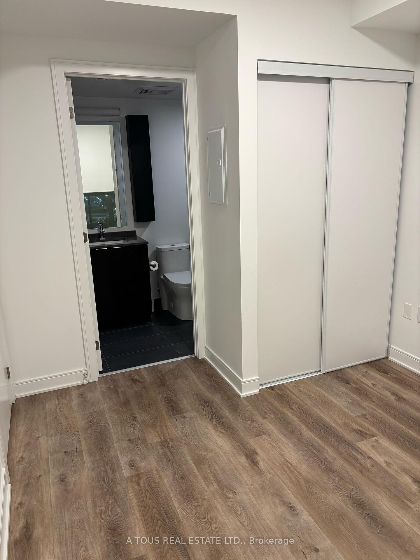 2 Bedrooms Condo at 86 Dundas, Mississauga For sale
