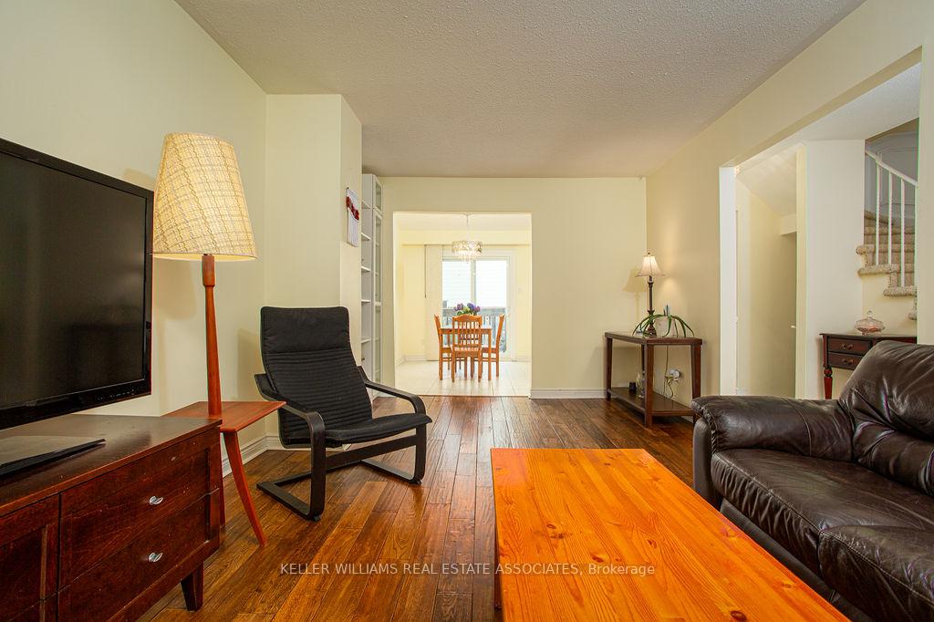 3 Bedrooms Condo at 2216 Upper Middle, Burlington For sale