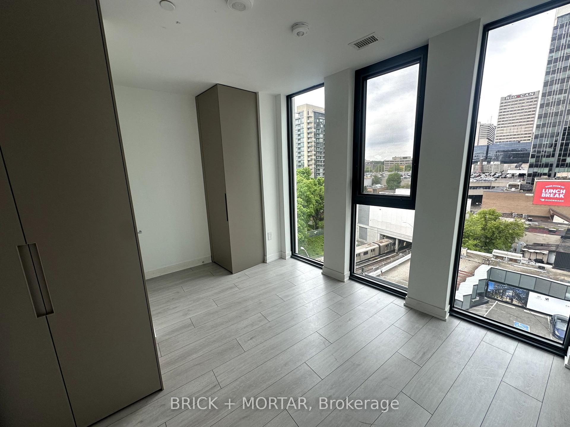 2 Bedrooms Condo at 1 Hillsdale, Toronto For sale