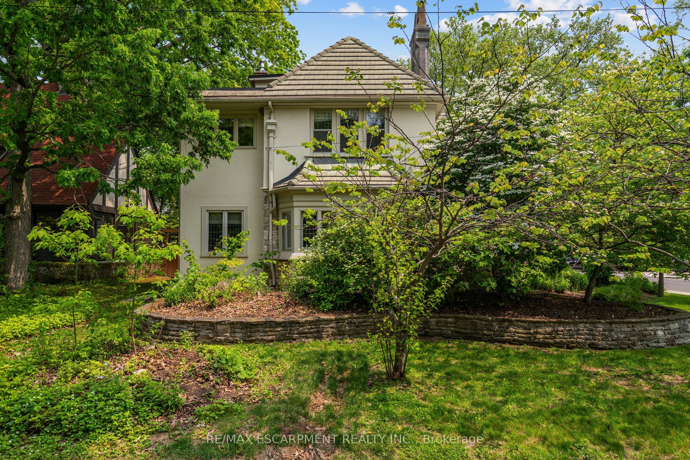 2 Oak Knoll Drive