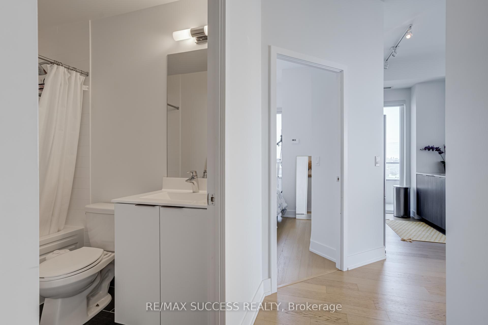3 Bedrooms Condo at 20 Shore breeze, Toronto For sale