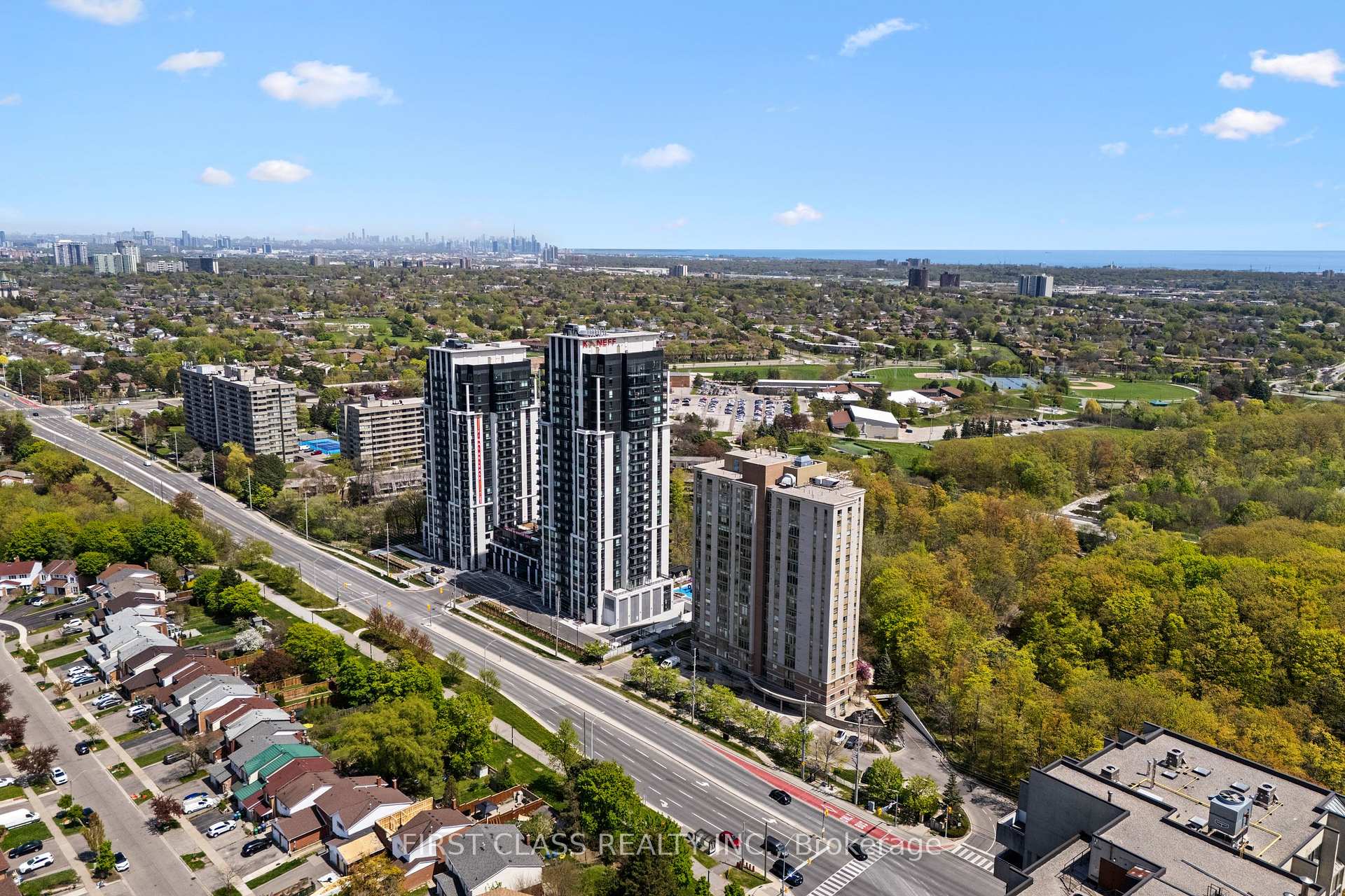 3 Bedrooms Condo at 200 Burnhamthorpe, Mississauga For sale