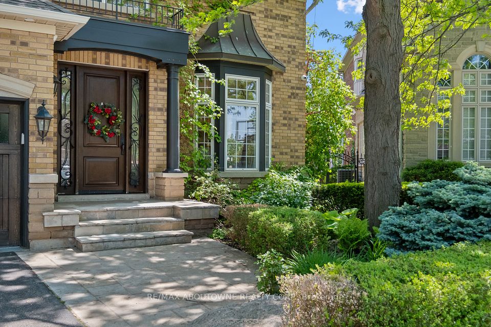 2213 Galloway Drive, Oakville, ON L6H 5M1