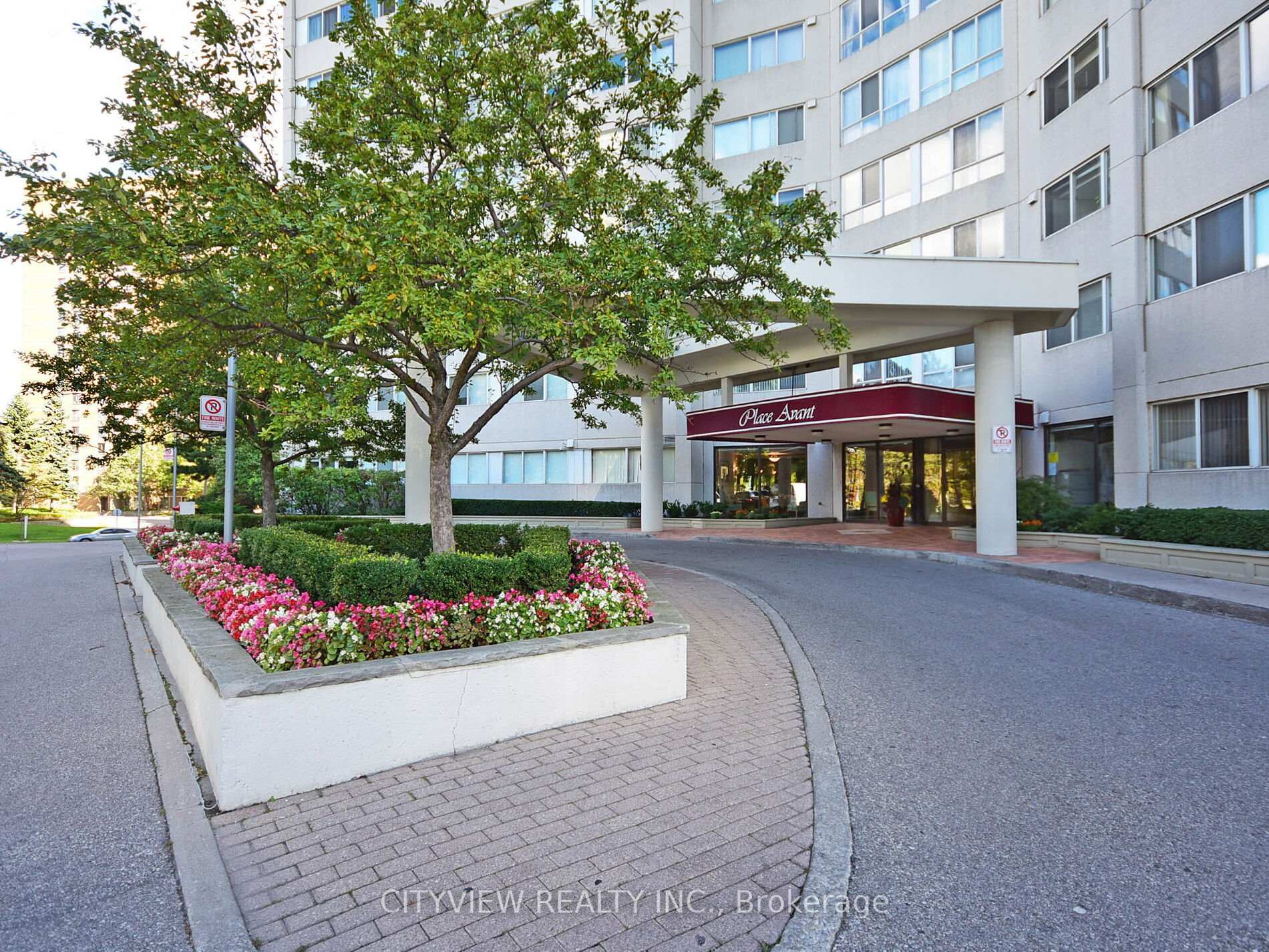 3 Bedrooms Condo at 3700 Kaneff, Mississauga For sale