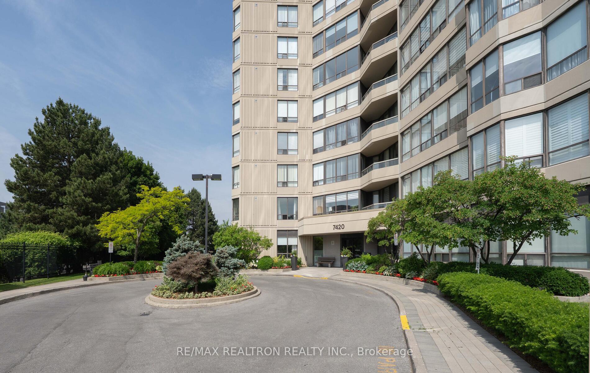 2 Bedrooms Condo at 7420 Bathurst, Vaughan For sale