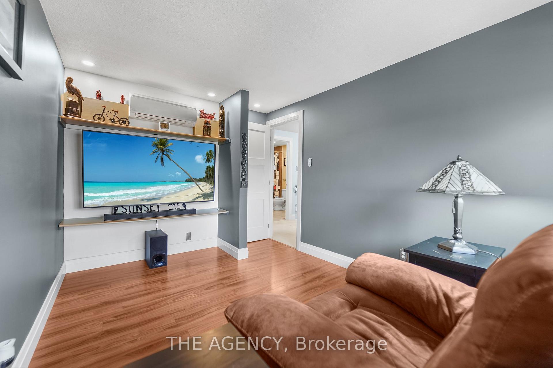 3 Bedrooms Condo at 965 Francis, Burlington For sale